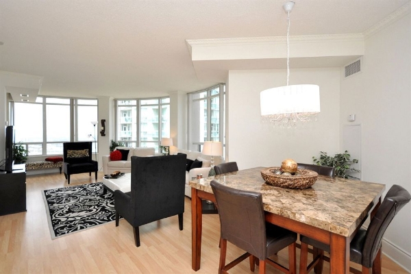 Hotel Downtown SQ1 Mississauga Executive Suites
